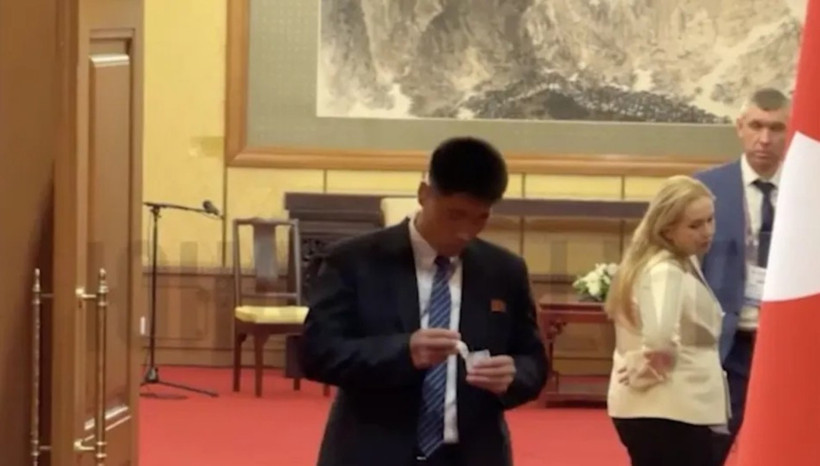 Putin ve Kim Jong Un'un sevgi seli: Önce sarıldı, sonra izlerini sildirdi - Resim : 2