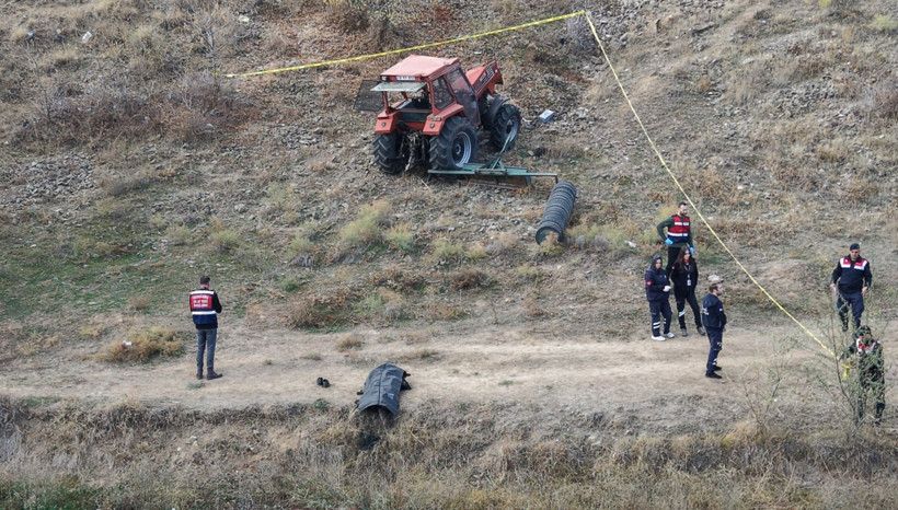 Traktör uçuruma devrildi: 1 ölü - Resim : 1