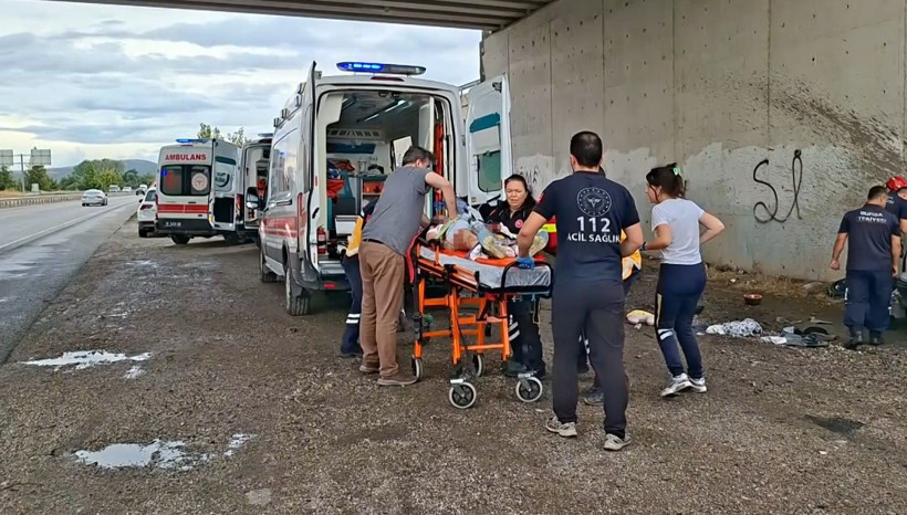 K&ouml;pr&uuml;l&uuml; kavşakta feci kaza: 3 &ouml;l&uuml; - Resim : 3