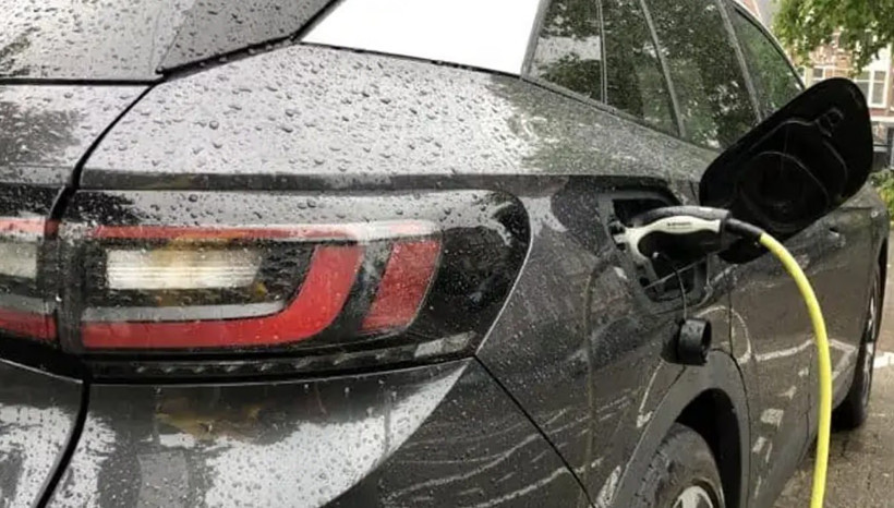 Yağmurlu havalarda elektrikli araçlar güvenli mi? Çarpılma riski var mı? - Resim : 1