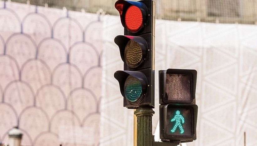 Trafik ışıklarında yeni dönem. Yayalar da sürücüler de bu kurala uyacak - Resim : 1