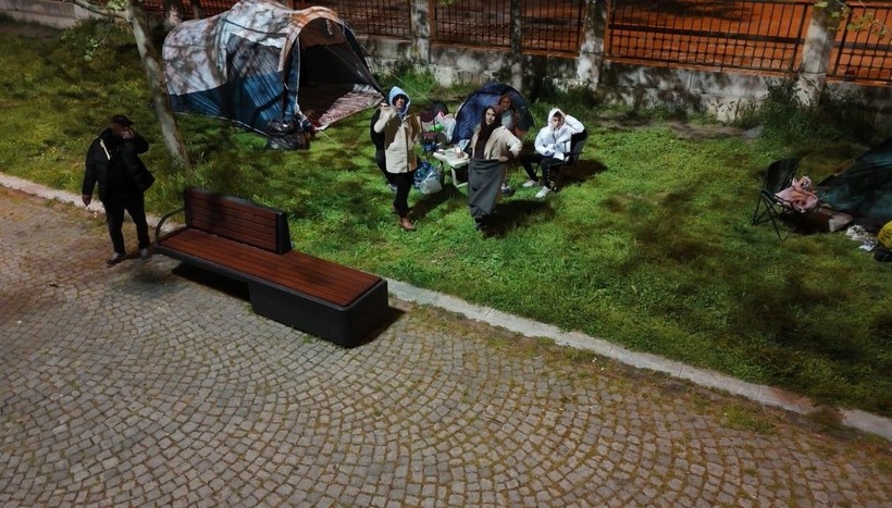 İstanbul'da deprem korkusu: Geceyi dışarıda geçiriyorlar - Resim: 3