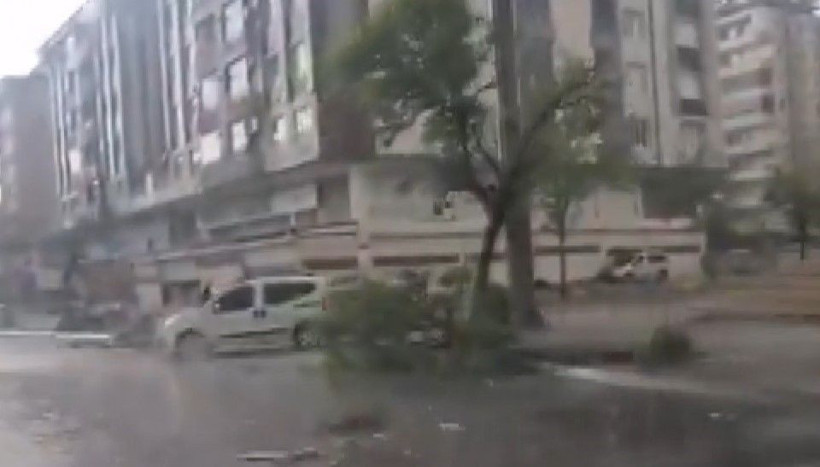 'Süper hücre' fırtınası şehri talan etti! Çatılar uçtu, ağaçlar devrildi, araçlar hasar gördü - Resim: 3