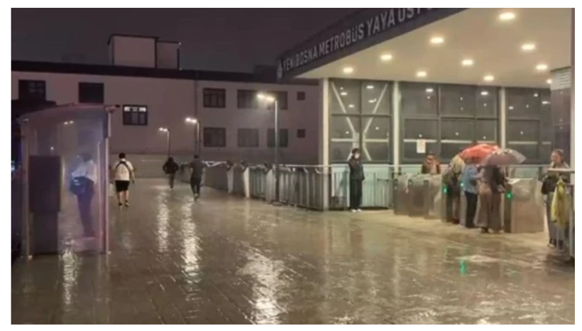 İstanbul'da afet gecesi. Yollar çöktü evleri su bastı - Resim : 1