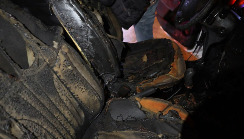 Park halindeki aracın içi yandı: İki yaralı - Resim : 2