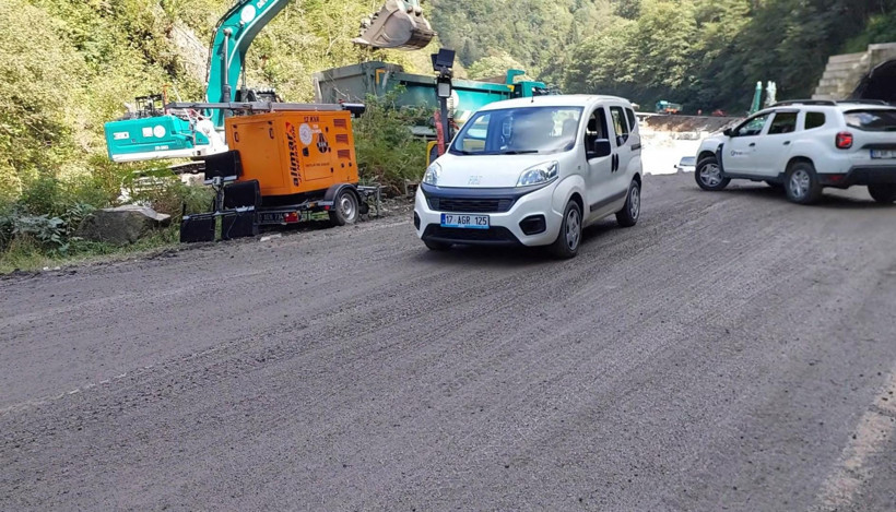 Sel ve heyelanlar nedeniyle 3 gündür kapalı olan yol ulaşıma açıldı - Resim : 1