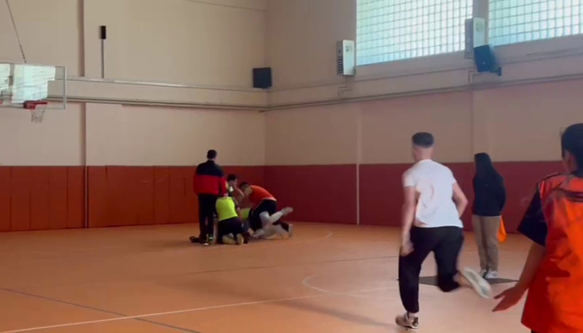 Mendil oyunundaki kavga okul dışına taştı: Beş yerinden bıçaklandı - Resim : 1