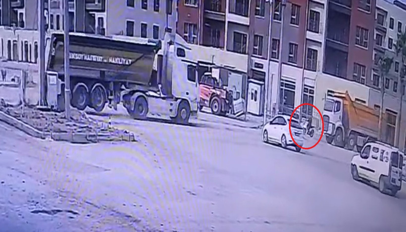 Dev kamyonla küçük motor aynı yolda gider mi? Hafriyat kamyonu motorcuyu ezdi - Resim : 1