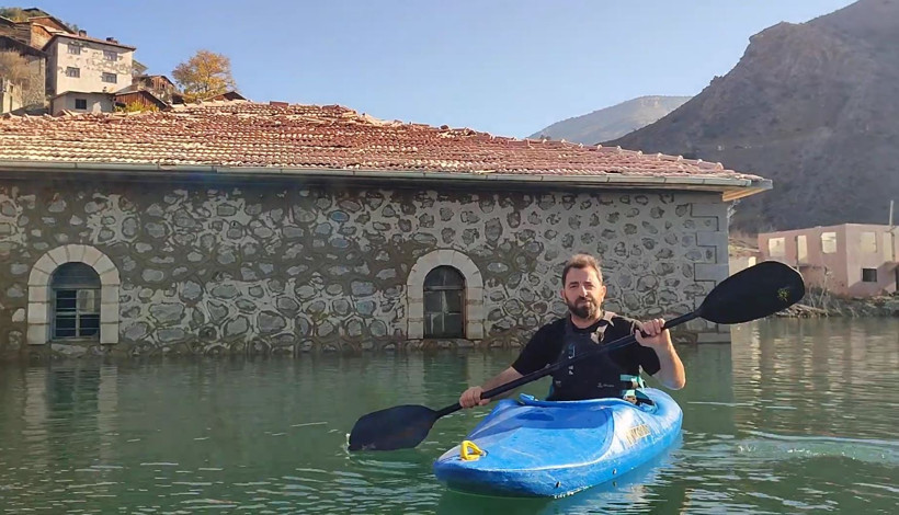 Baraj altında kalan cami yıllar sonra ortaya çıktı! İçine kanoyla girdi - Resim : 1