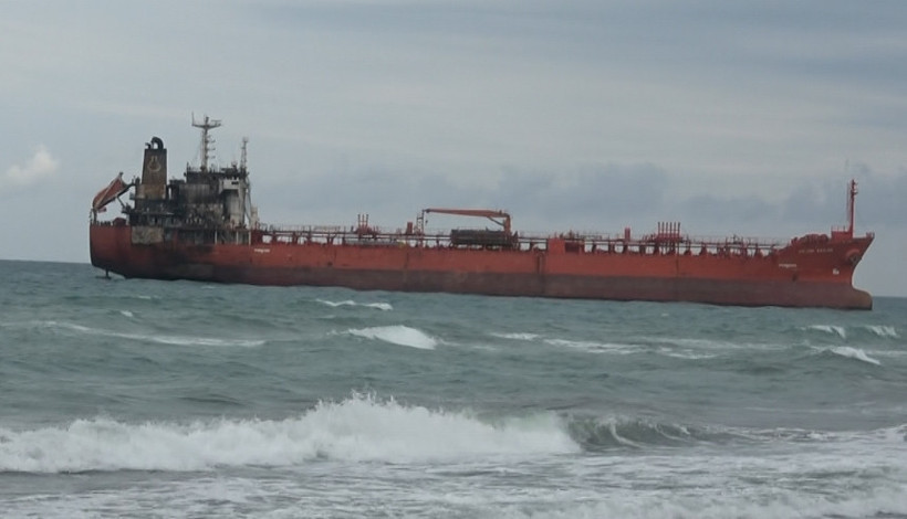 Karadeniz'de saldırıya uğrayan tanker karaya oturdu - Resim : 1