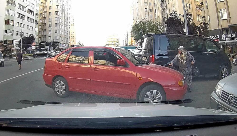 Park yeri savaşını bastonlu yaşlı kadın kazandı - Resim : 2