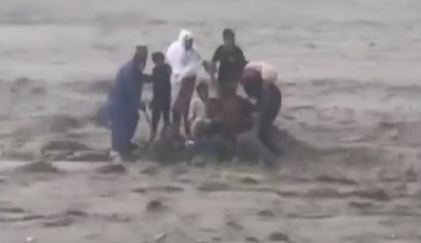 13 kişilik aile kalabalığın gözleri önünde sele kapılıp can verdi - Resim : 1