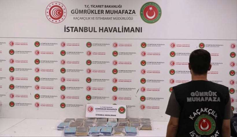 İstanbul Havalimanı'ndaki uyuşturucu operasyonundan pilot kıyafetiyle ka&ccedil;tı - Resim : 1
