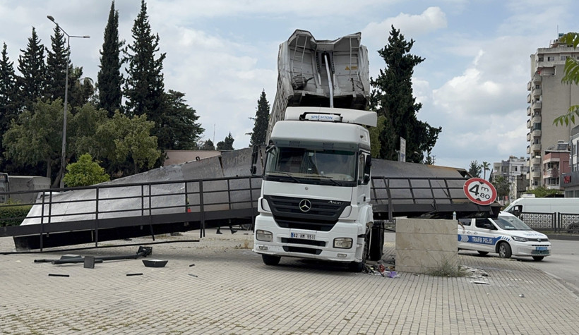 TIR'ın damperi üst geçide çarptı: Geçit yıkıldı, trafik durdu - Resim : 2