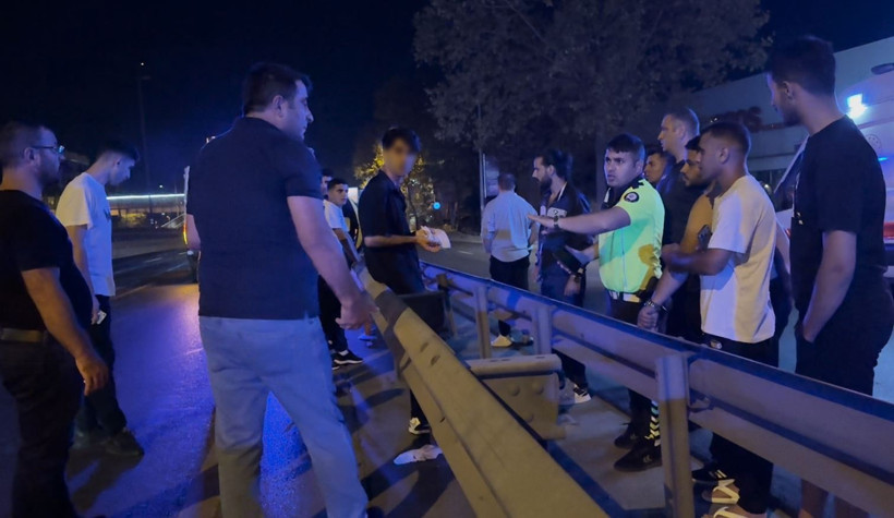 Zincirleme kazaya yol açtı, linçten polis kurtardı - Resim : 1