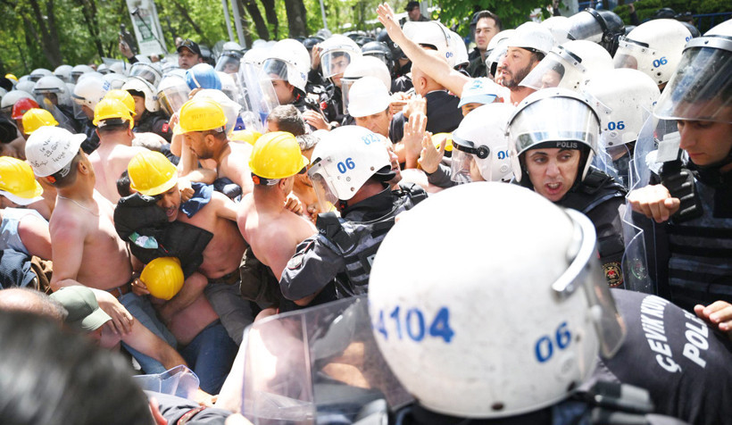 Madencilere polis barikatı - Resim : 1