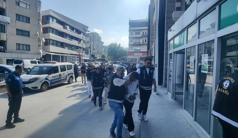 Dehşet: Silahla vurdukları kişiyi dakikalarca darbederek öldürdüler - Resim : 1