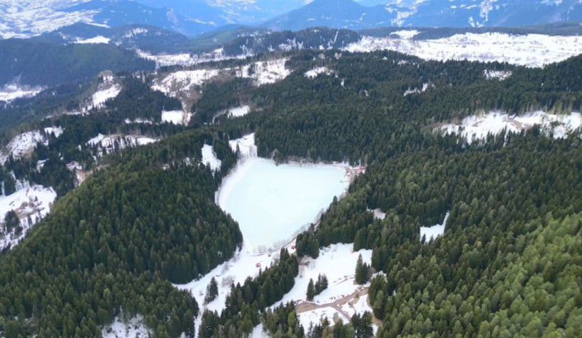 Kalp şeklindeki Karagöl, kışın son günlerinde kartpostallık görüntüler sunuyor - Resim: 2