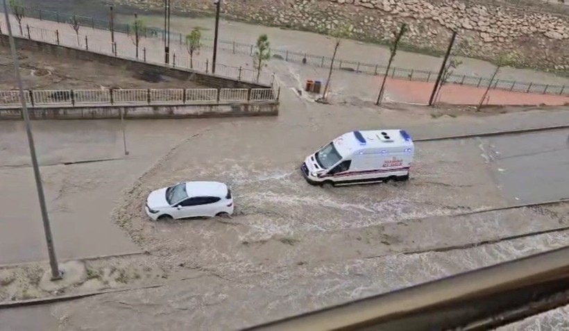 Nusaybin’de sağanak: Cadde ve sokaklar göle döndü - Resim: 1