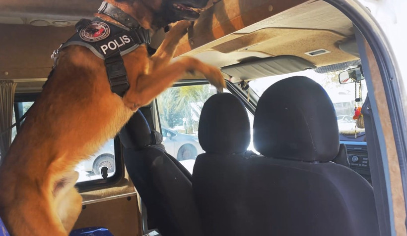 'Okul taşıtı' yazılı minibüsten 35 kilo uyuşturucu çıktı - Resim : 1