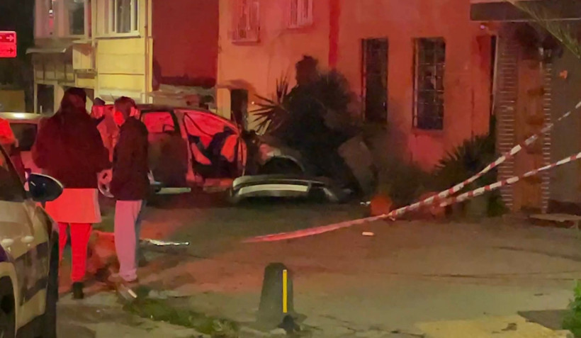 Üsküdar’da kontrolden çıkan araç ortalığı savaş alanına çevirdi - Resim : 1