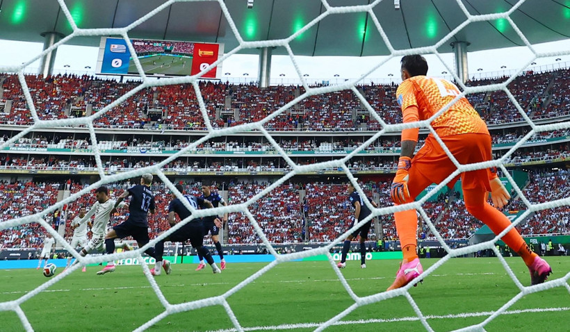 Muslera hem kendini hem Uruguay'ı yaktı! Oyundan çıkmak istedi, stadı terk etti: 0-1 - Resim: 4