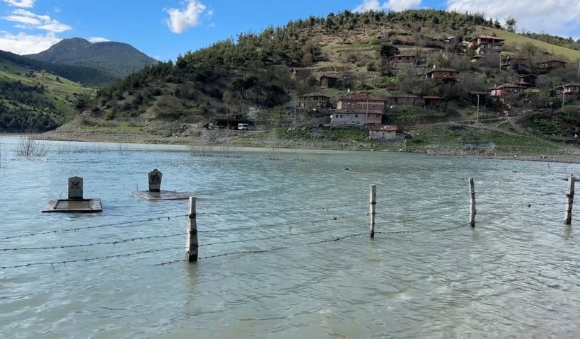 Su altına kalan mezar balıklara yuva oldu - Resim: 2