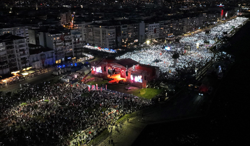 Milyonlar bayraklarla Gündoğdu Meydanı'na aktı - Resim : 1