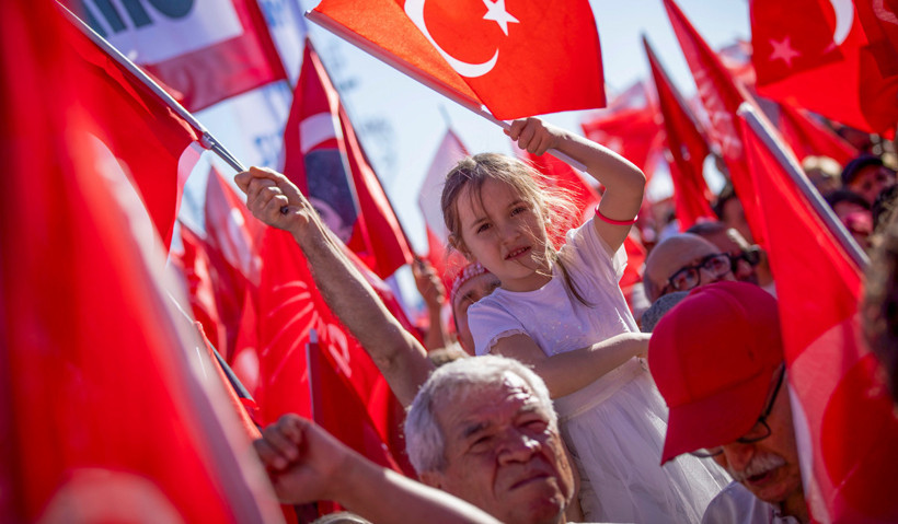 Milyonlar bayraklarla Gündoğdu Meydanı'na aktı - Resim : 23