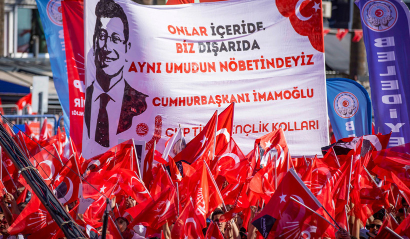 Milyonlar bayraklarla Gündoğdu Meydanı'na aktı - Resim : 22