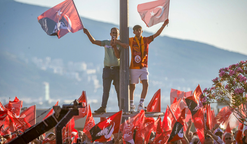 Milyonlar bayraklarla Gündoğdu Meydanı'na aktı - Resim : 18