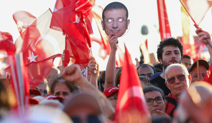 Milyonlar bayraklarla Gündoğdu Meydanı'na aktı - Resim : 17