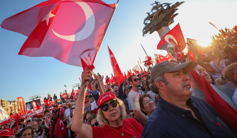 Milyonlar bayraklarla Gündoğdu Meydanı'na aktı - Resim : 15