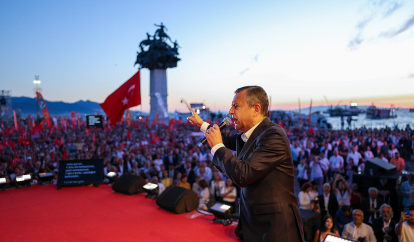 Milyonlar bayraklarla Gündoğdu Meydanı'na aktı - Resim : 16