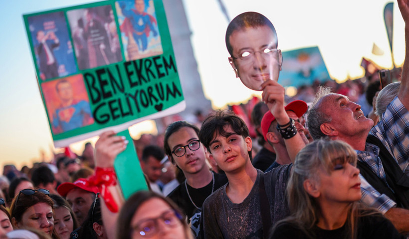 Milyonlar bayraklarla Gündoğdu Meydanı'na aktı - Resim : 14