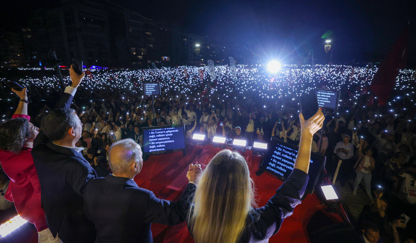 Milyonlar bayraklarla Gündoğdu Meydanı'na aktı - Resim : 11