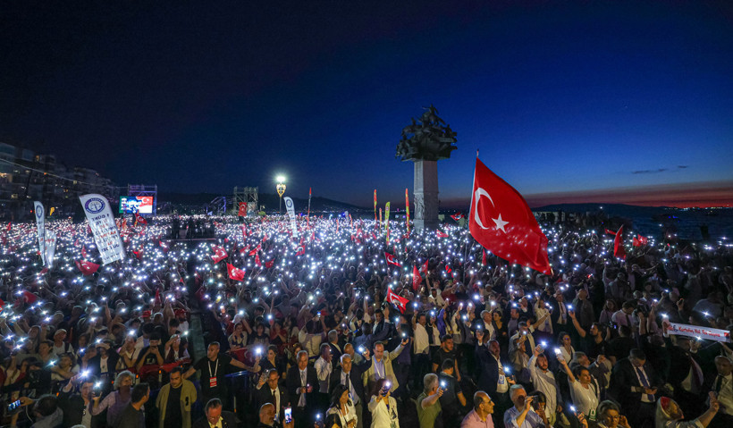 Milyonlar bayraklarla Gündoğdu Meydanı'na aktı - Resim : 10