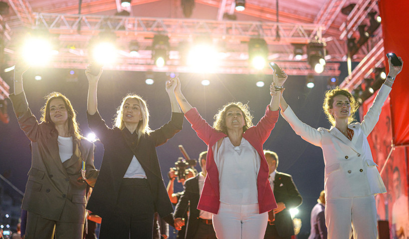 Milyonlar bayraklarla Gündoğdu Meydanı'na aktı - Resim : 6