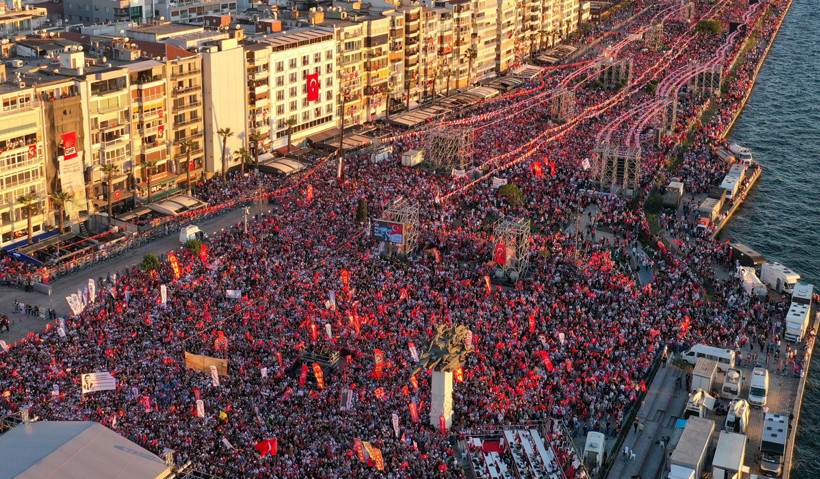 Milyonlar bayraklarla Gündoğdu Meydanı'na aktı - Resim : 4