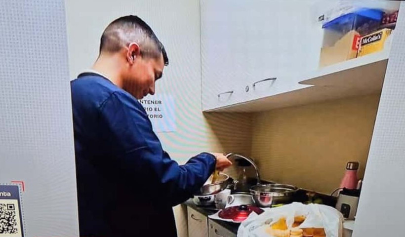 Peru'da skandal görüntüler: Danışmanı, vekilin ayak tırnaklarını kesti - Resim : 1