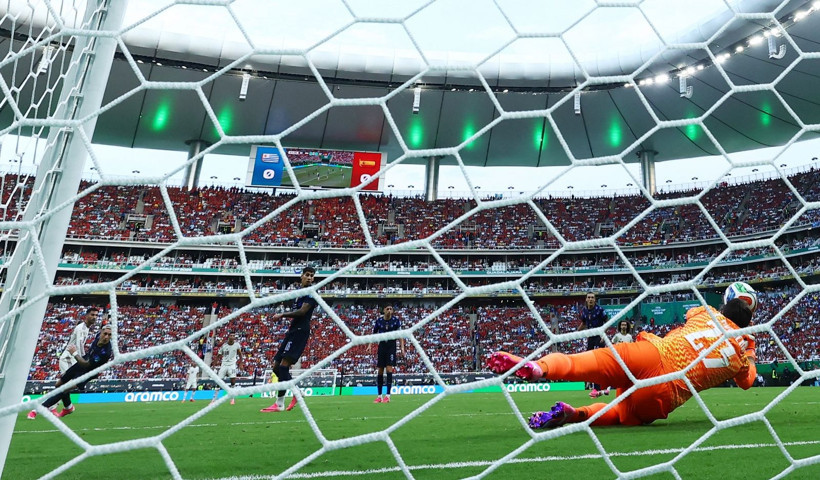 Muslera hem kendini hem Uruguay'ı yaktı! Oyundan çıkmak istedi, stadı terk etti: 0-1 - Resim: 3
