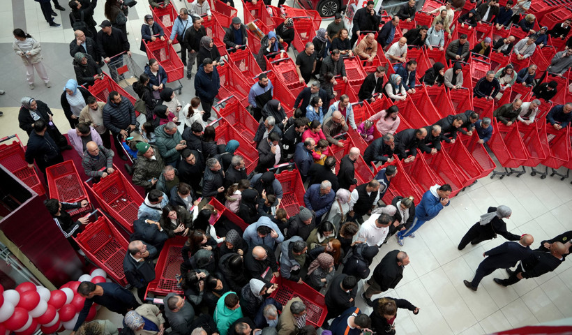 Ataşehir'de yiyeceklerde indirim olunca binlerce insan kuyruğa girdi. Marketten ucuza et alma uğruna - Resim : 1