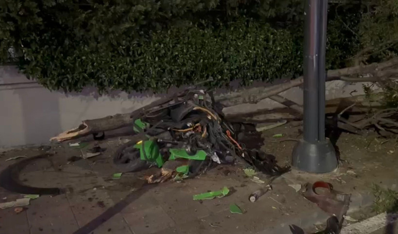 Kadıköy’de korku dolu anlar: Otomobil ağaca çarptı, takla attı - Resim : 1