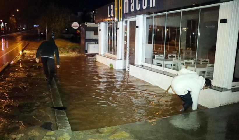 Bodrum&rsquo;da sağanak yağış ve dolu: Duvar &ccedil;&ouml;kt&uuml;, yollar g&ouml;le d&ouml;nd&uuml; - Resim : 4