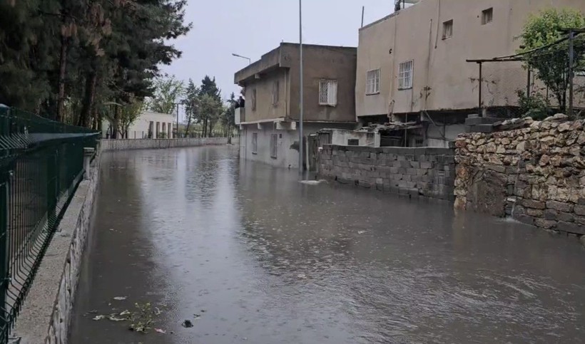 Nusaybin’de sağanak: Cadde ve sokaklar göle döndü - Resim: 2