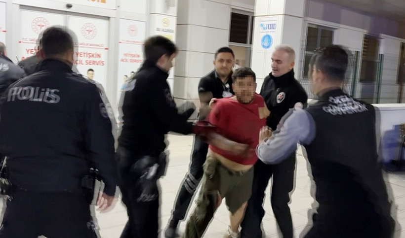 Sedyeden fırlayıp gazetecilere saldırdılar - Resim : 3