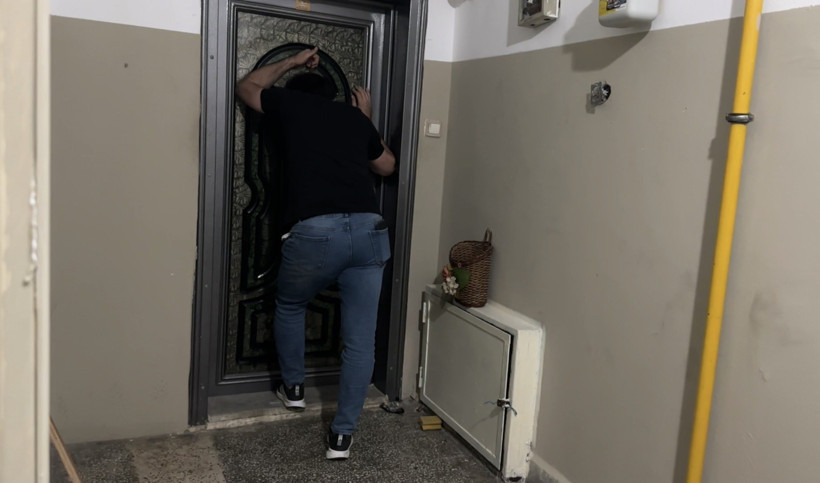 Yangın çıkarıp kendisini eve kilitledi: Ekiplerin çabasına rağmen dışarı çıkmadı - Resim : 1