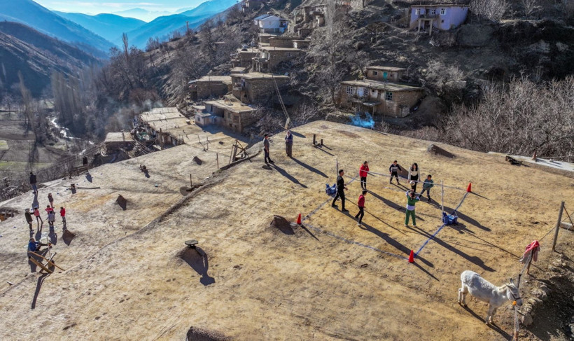 Toprak damları oyun alanına dönüştürdüler - Resim: 6