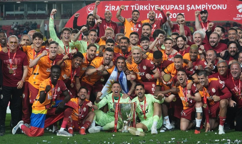 Galatasaray'da kupa coşkusu: Zafer Muslera'nın elinden yükseldi - Resim: 3