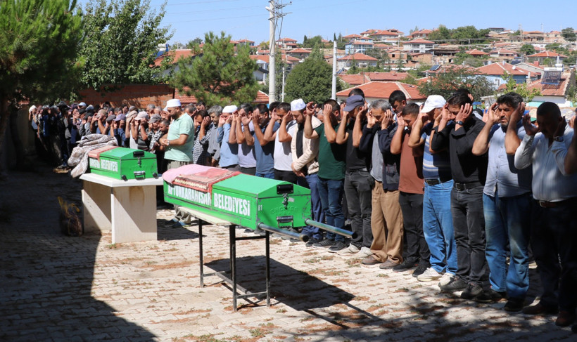Eski kocası tarafından annesiyle birlikte öldürülen kadın toprağa verildi - Resim : 1